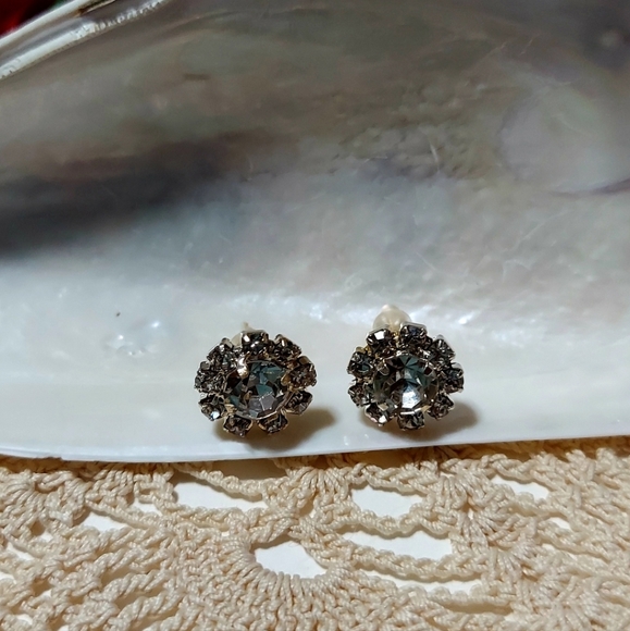 Silver flower with crystals women stud earrings - Picture 4 of 4